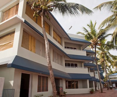 https://imgcld.yatra.com/ytimages/image/upload/t_hotel_yatra_city_desktop/v1390505092/Domestic Hotels/Hotels_Kovalam/Hotel Pappukutty Beach Resort/ExteriorSwimmingpool4.jpg